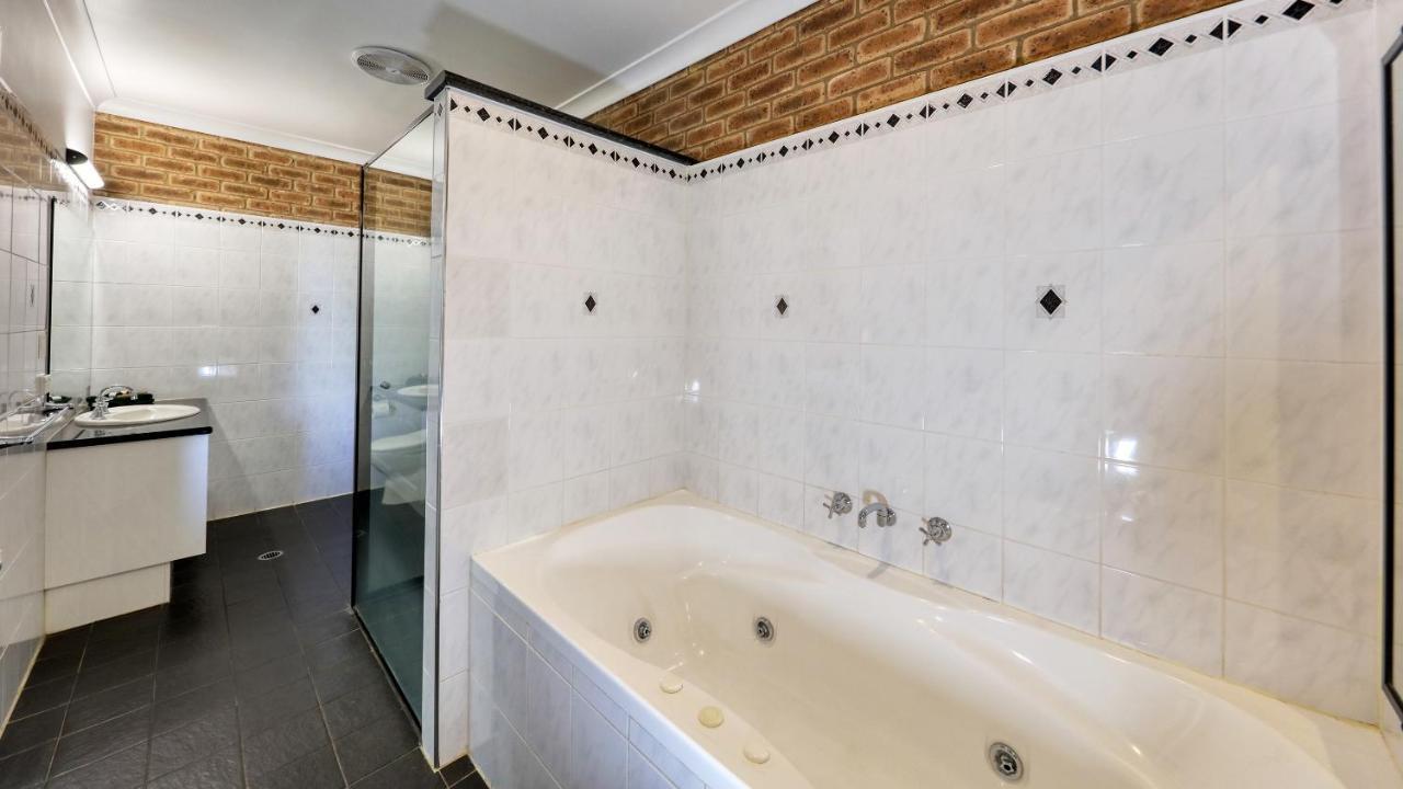 Hamilton Henry Parkes Motor Inn Ngoại thất bức ảnh
